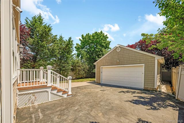 20 Woods Place, Rockville Centre, NY 11570