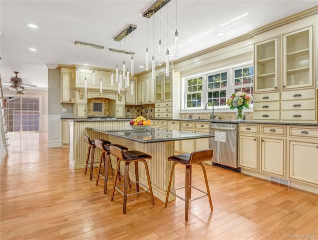 20 Woods Place, Rockville Centre, NY 11570