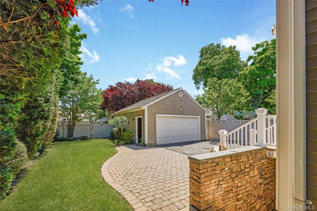 20 Woods Place, Rockville Centre, NY 11570