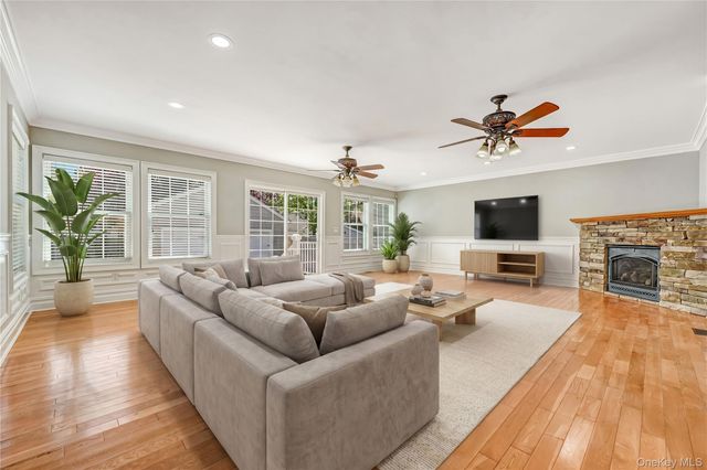 20 Woods Place, Rockville Centre, NY 11570