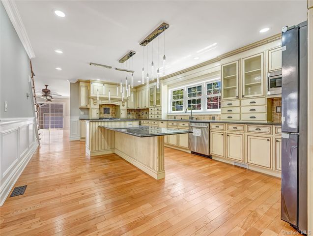20 Woods Place, Rockville Centre, NY 11570