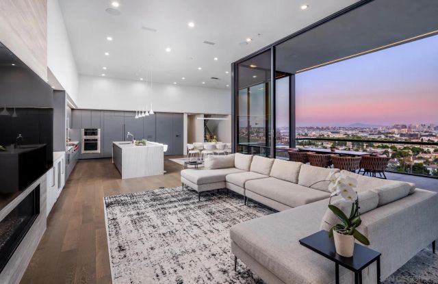 2035 Evergreen St, San Diego, CA 92106