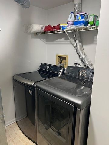 1056 Lakewood Circle, Carol Stream, IL 60188