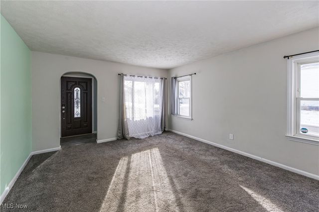 33 Pierce Avenue, Cuyahoga Falls, OH 44221