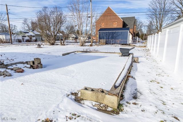 33 Pierce Avenue, Cuyahoga Falls, OH 44221