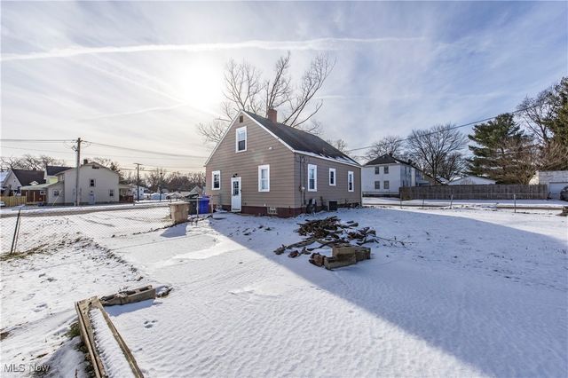 33 Pierce Avenue, Cuyahoga Falls, OH 44221