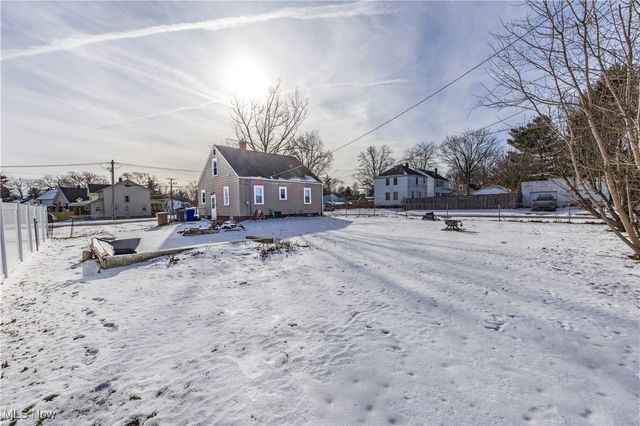 33 Pierce Avenue, Cuyahoga Falls, OH 44221