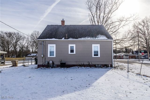 33 Pierce Avenue, Cuyahoga Falls, OH 44221