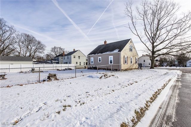 33 Pierce Avenue, Cuyahoga Falls, OH 44221