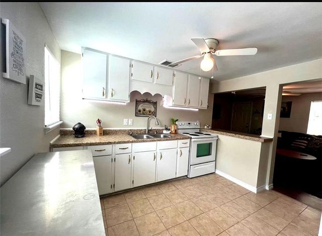 230 N Houston St, Aransas Pass, TX 78336