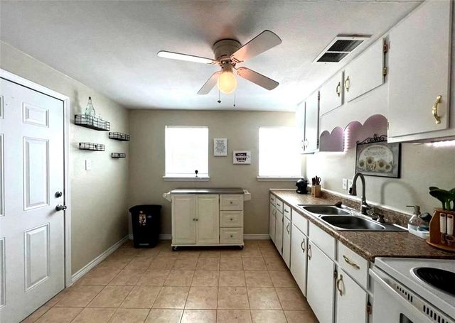 230 N Houston St, Aransas Pass, TX 78336