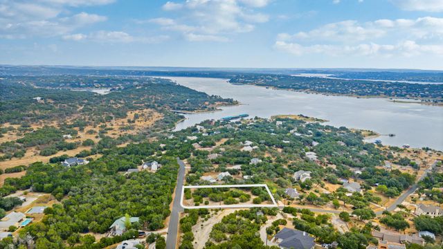 927 Debco LN, Spicewood, TX 78669