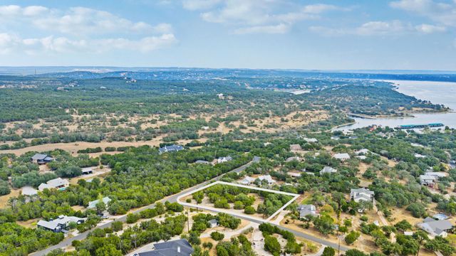 927 Debco LN, Spicewood, TX 78669