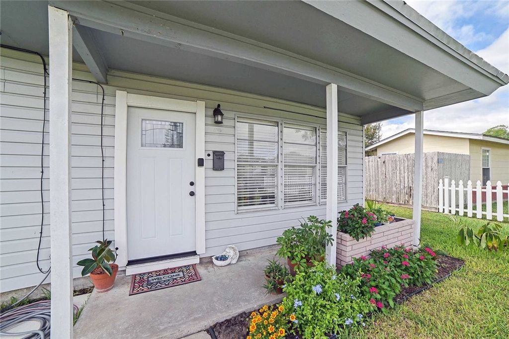 502 Waverly Dr, Corpus Christi, TX 78412 — photo 2