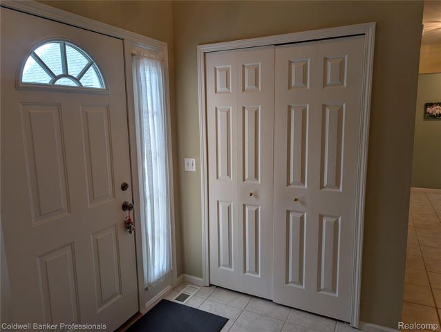 8146 Kimble Drive, Hamburg Township, MI 48169