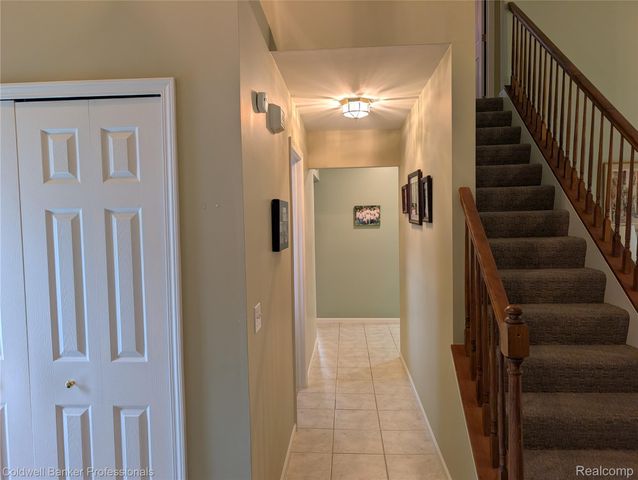 8146 Kimble Drive, Hamburg Township, MI 48169