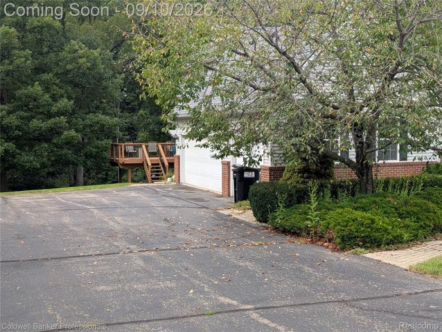 8146 Kimble Drive, Hamburg Township, MI 48169