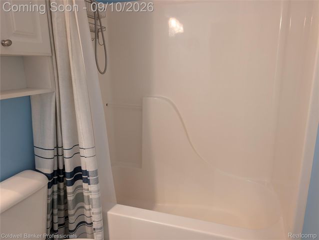 8146 Kimble Drive, Hamburg Township, MI 48169
