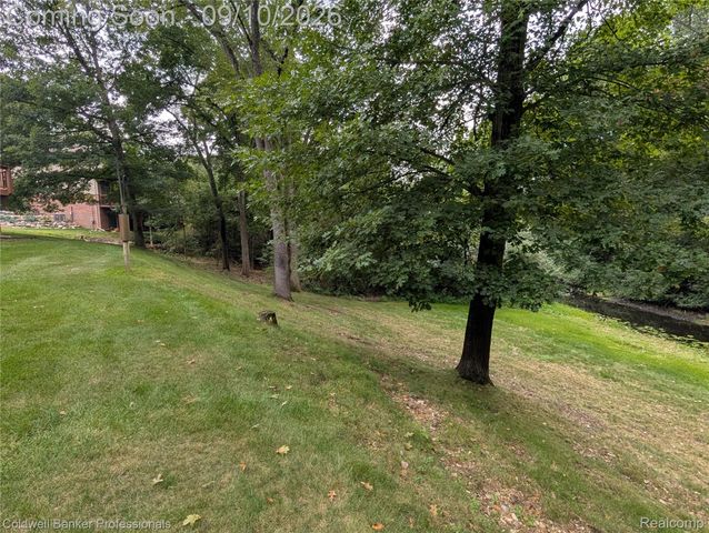 8146 Kimble Drive, Hamburg Township, MI 48169