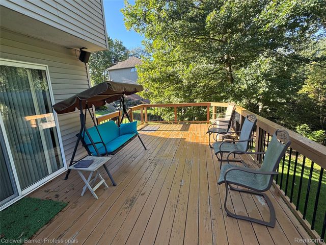 8146 Kimble Drive, Hamburg Township, MI 48169