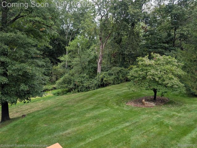 8146 Kimble Drive, Hamburg Township, MI 48169