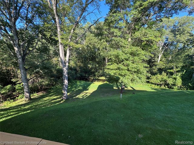 8146 Kimble Drive, Hamburg Township, MI 48169