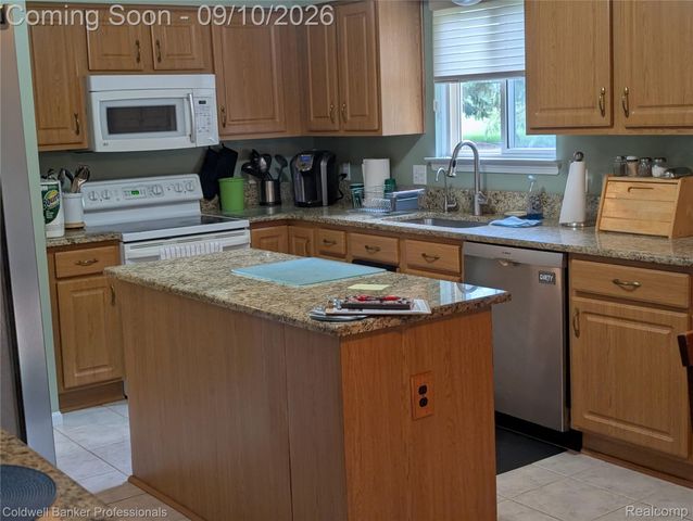 8146 Kimble Drive, Hamburg Township, MI 48169