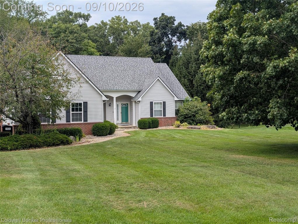 8146 Kimble Drive, Hamburg Township, MI 48169