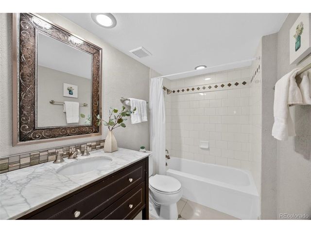 4250 S Olive St 111, Denver, CO 80237