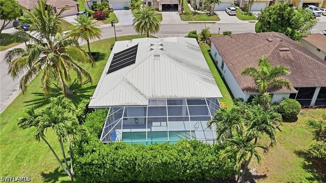 295 Stanhope CIR, Naples, FL 34104