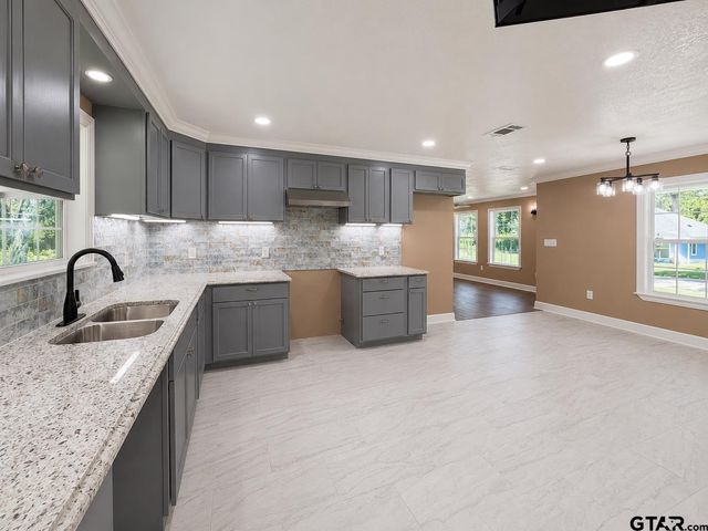 2216 N Ross, Tyler, TX 75702