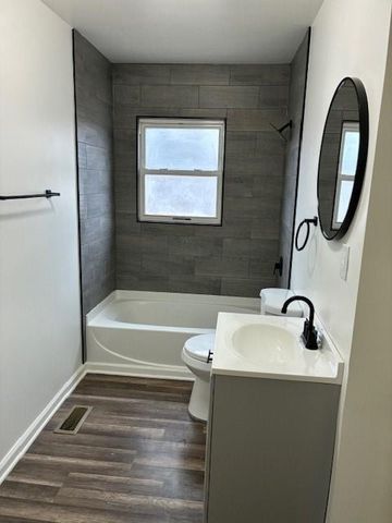 1611 Queens Ridge Way, Independence, MO 64050