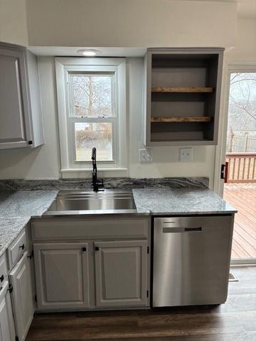 1611 Queens Ridge Way, Independence, MO 64050