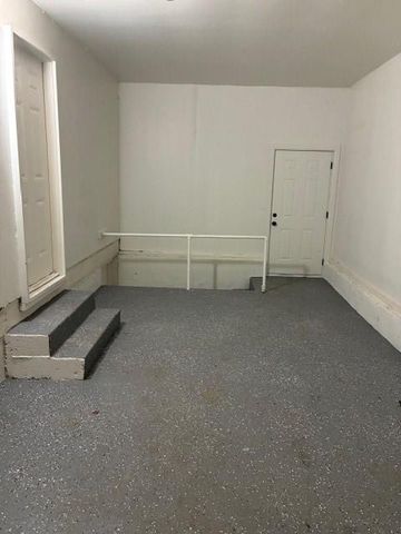 1611 Queens Ridge Way, Independence, MO 64050