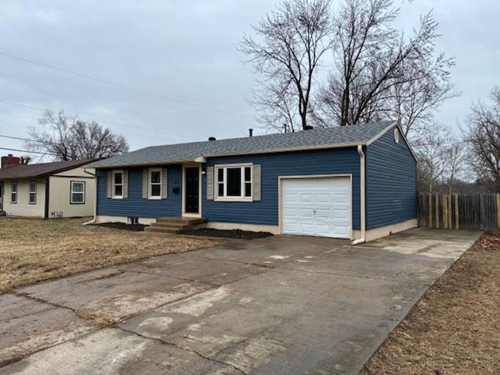 1611 Queens Ridge Way, Independence, MO 64050