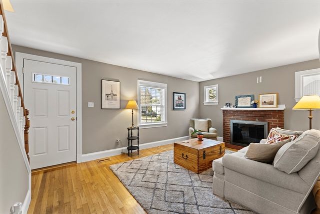 1052 Greendale Ave, Needham, MA 02492