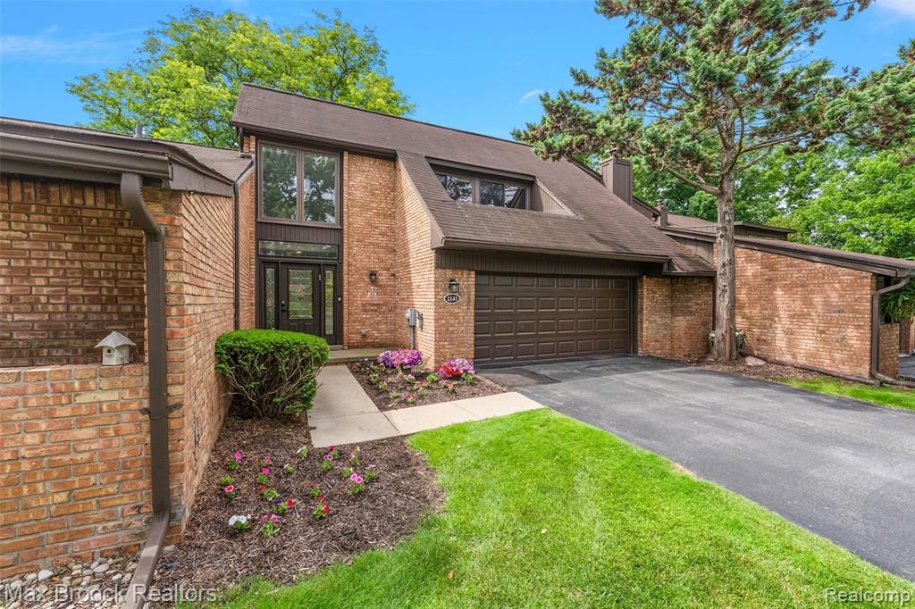 2141 Bordeaux Street, West Bloomfield, MI 48323