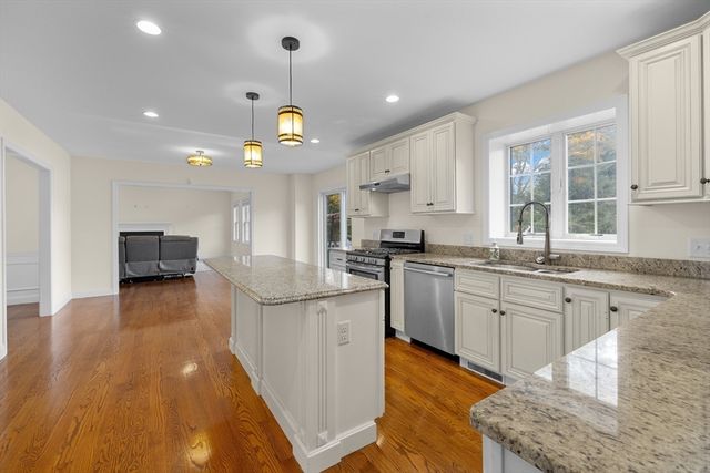 11 Checkerberry Ln, Chelmsford, MA 01824