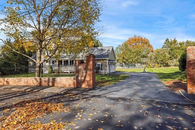 11 Checkerberry Ln, Chelmsford, MA 01824