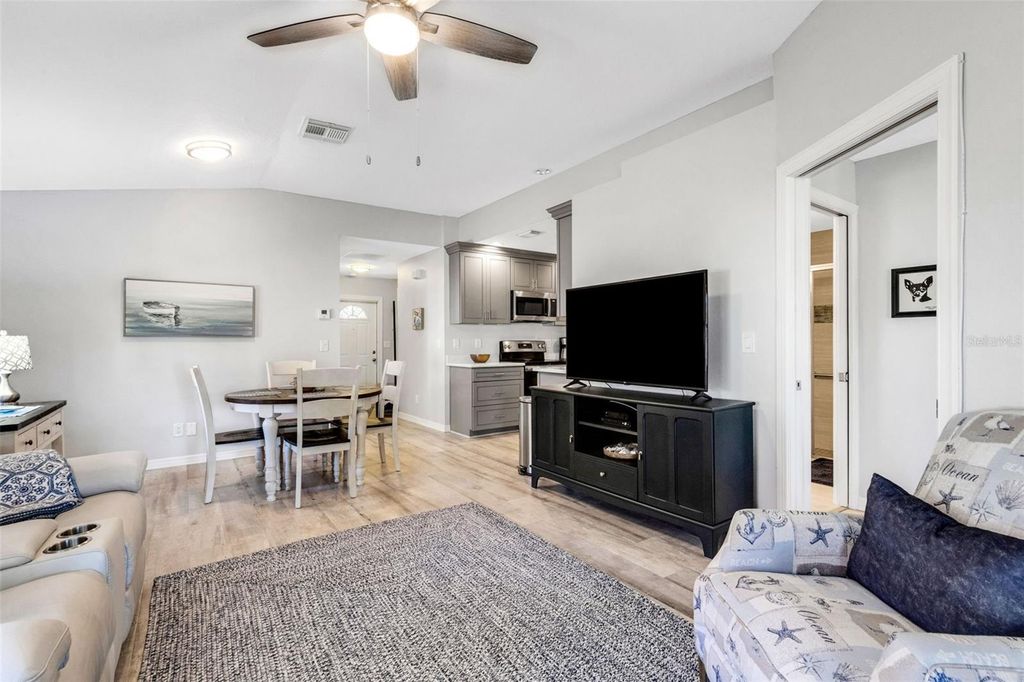 Image 13 of property listing at 248 51ST STREET CIRCLE E, Palmetto, FL 34221