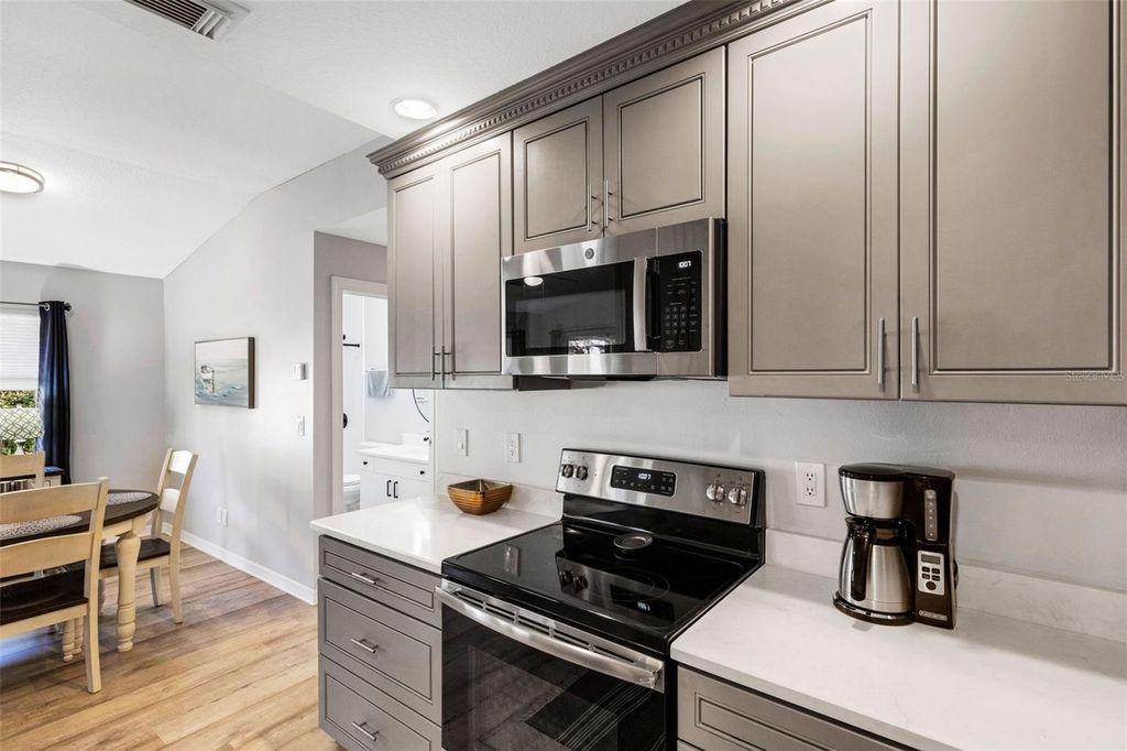 Image 15 of property listing at 248 51ST STREET CIRCLE E, Palmetto, FL 34221