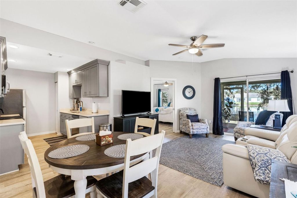 Image 6 of property listing at 248 51ST STREET CIRCLE E, Palmetto, FL 34221