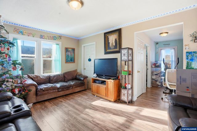 789 Hall St, Woodburn, OR 97071