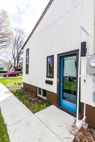 433 Elmwood Avenue S, Fargo, ND 58103