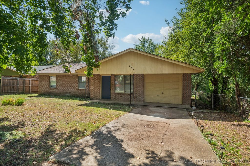 308 E Cloud Street, Bristow, OK 74010