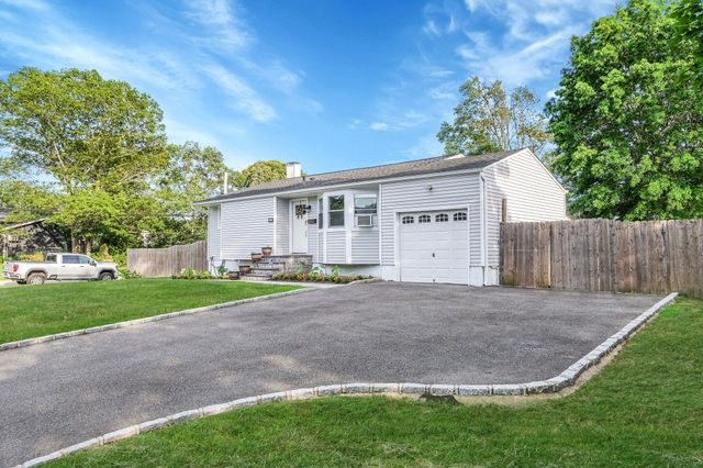 1402 Wave Avenue, Medford, NY 11763