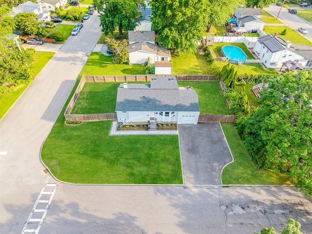 1402 Wave Avenue, Medford, NY 11763
