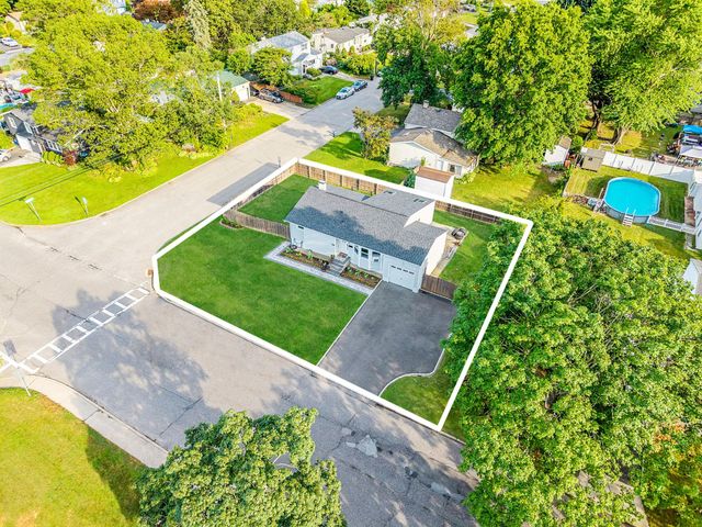 1402 Wave Avenue, Medford, NY 11763