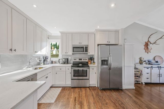 1402 Wave Avenue, Medford, NY 11763