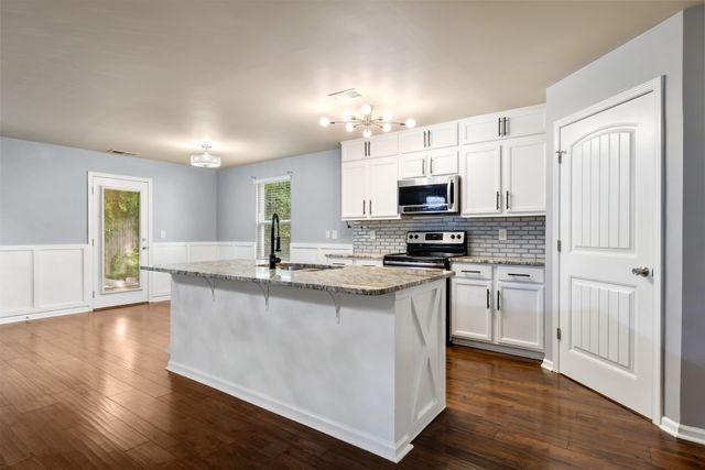 1240 Oxford Village Cv, Columbia, TN 38401